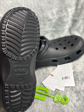 NWT Crocs Classic Clog in Black - Men’s Size 11